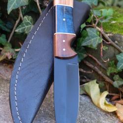 Couteau Skinner Lame Drop Point Acier Carbone 1055 Black Manche Bois/Résine Etui Cuir Fab ArtisanatA