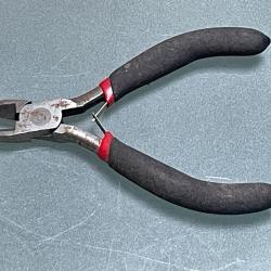 PETITE PINCE COUPANTE DE COTE