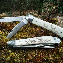 Couteau Pliant Elk Ridge Trapper 2 Lames Acier Inoxydable Manche en Os Gravures Chevreuil Cran Forcé