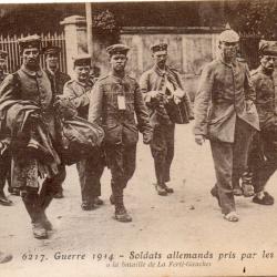 CPA -  Guerre 1914  Soldat Allemands pris par les Anglais N&deg;4229