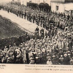 CPA -  LA GUERRE DE 1914 Prisonniers allemands escortes par des Anglais N&deg;4230