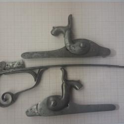 Paire de platines  &agrave; percussion  avec pontet pour fusil  ou carabine