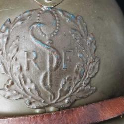CASQUE ADRIAN SERVICE DE SANTE MODELE 1926 AVEC GRANDE RONDACHE ATTRIBUT DU MODELE 1915 France 2eme 