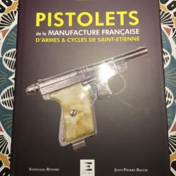 Superbe livre Pistolets de la Manufacture Française Saint Étienne.