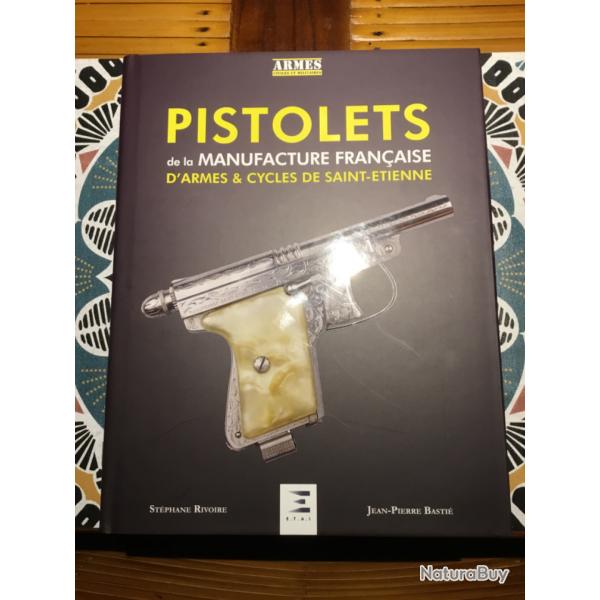 Superbe livre Pistolets de la Manufacture Franaise Saint tienne.