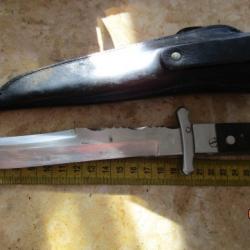 couteau  de chasse pliant récent qui a besoin d'une révision, ne se bloque pas bien