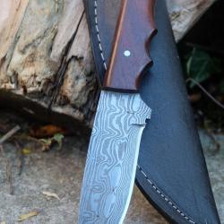 Skinner Bowie Couteau de Chasse Damas Lame 256 Couches Manche Bois Fabric Artisanale Etui Cuir