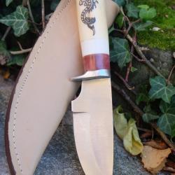 Bushcraft Couteau de Chasse Survie Lame Carbone 1055 Manche Os Dragon Etui Cuir Fabric Artisanale