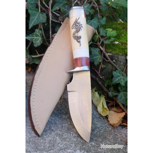 Bushcraft Couteau de Chasse Survie Lame Carbone 1055 Manche Os Dragon Etui Cuir Fabric Artisanale