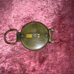 Boussole US datee 02-50 . Trouvée dans une malle d'un officier Français en Indochine .