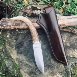 couteau de chasse d'artisan / manche bois de cerf / lame acier carbone 1070