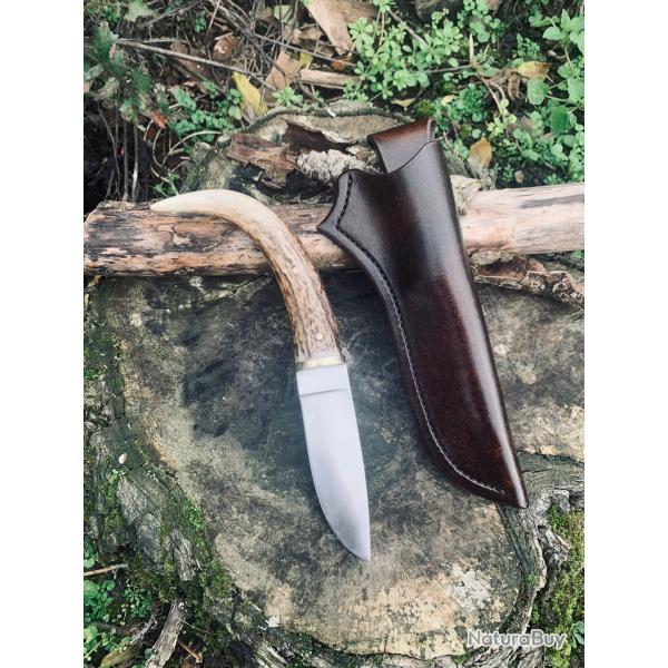couteau de chasse d'artisan / manche bois de cerf / lame acier carbone 1070