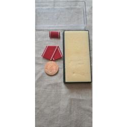 Médaille DDR dans sa boîte