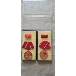 2 Médailles DDR dans sa boîte