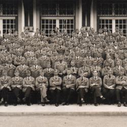 CPA -Photo - Un Groupe Soldats  N°4235