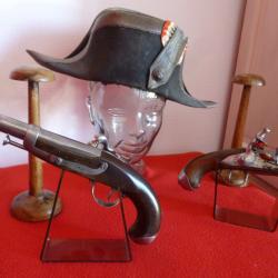 PRESENTOIRS POUR COIFFURES ET  ARMES DE POING DE COLLECTION