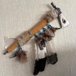 Tomahawk-pipe am&eacute;rindien artisanal - pi&egrave;ce d&eacute;corative et symbolique