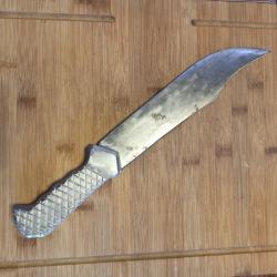 Grand coutelas ou poignard artisanal en alu et sans étui, à nettoyer