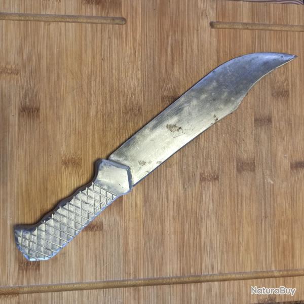 Grand coutelas ou poignard artisanal en alu et sans tui,  nettoyer