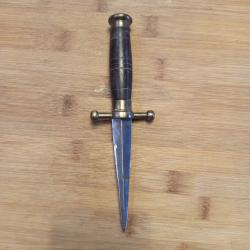 Petit couteau ou poignard sans étui du genre "pour prostituée" pas de marquage, ni étui