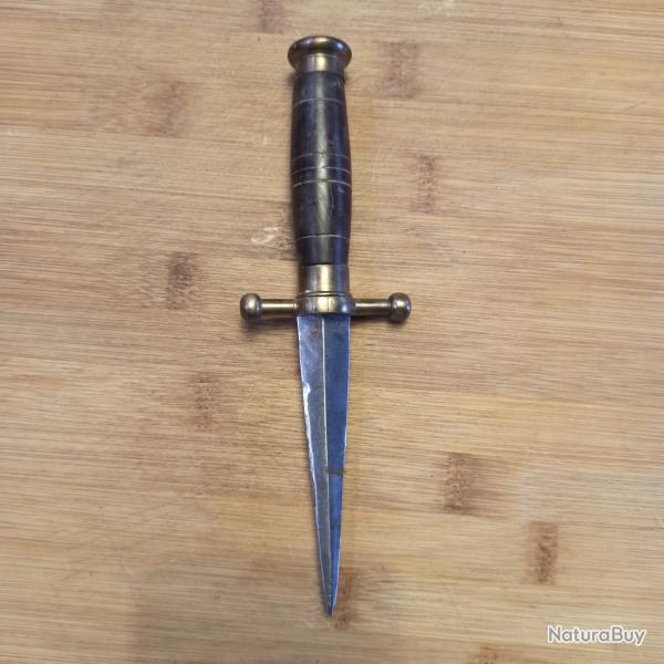 Petit couteau ou poignard sans tui du genre "pour prostitue" pas de marquage, ni tui