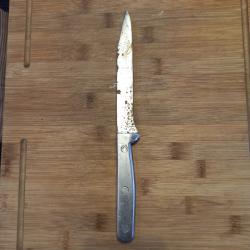 Grand couteau artisanal en alu, lame métal sans marquage, à nettoyer