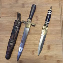 Lot de 2 couteaux africains, le grand avec fourreau et l'autre sans,
