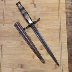 Couteau poignard chasse ou vènerie, lame d'épée, garde type dague et poignée bois et métal avec étui