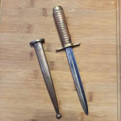 Couteau ou poignard de combat de type militaire avec étui métal