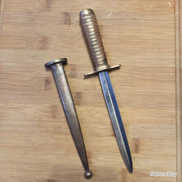 Couteau ou poignard de combat de type militaire avec tui mtal