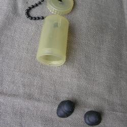 WW2/POSTWAR US 2 BOUCHONS ANTI BRUIT NEUFS AMÉRICAINS DANS LEUR BOÏTE EN PLASTIQUE