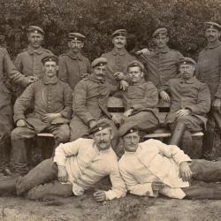 CPA -Photo - Un Groupe Soldats Allemands - N&deg;4237