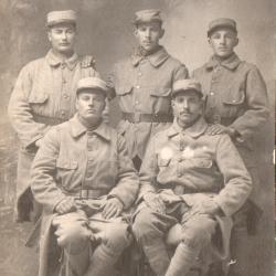 CPA -Photo - Un Groupe Soldats - N°4240