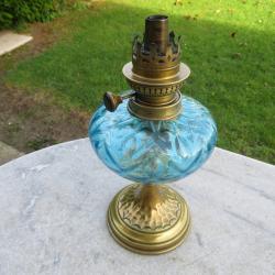 Ancien grand pied de lampe a p&eacute;trole en verre moul&eacute; de couleur Bleu - ALLEMAGNE (Vers 1900)