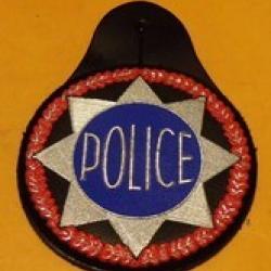 ECUSSON TISSU :&nbsp;Plaque de POLICE, pour tenue d'&eacute;t&eacute;, 77 millim&egrave;tres, sur cuir ,&nbsp;ETAT VOIR PHOTO&nbsp; . PO