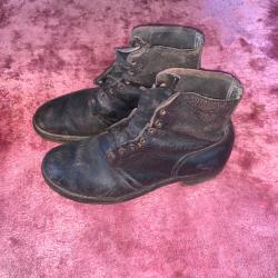 Belle paire de brodequins Anglais dates 1942 . Sortis , eux aussi, de la malle d'un officier .