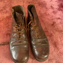 Superbe paire de brodequins Américains Schoes  Service du type 1 . Trouvée elle aussi dans la malle