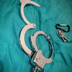 Menottes en acier avec clé et étui