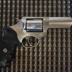 Vends revolver ruger sp101 en 38special avec son holster. Très bon état.