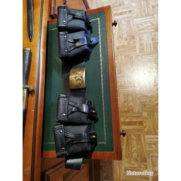 Ceinture marine russe rare noire en cuir avec ses deux cartouchieres.