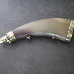 Grande poire &agrave; poudre en corne et laiton du 19eme.