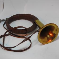 Cor Allemand en laiton gainé et sa bretelle.