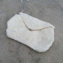 Petite pochette de soirée vintage de couleur crème avec perles intérieur doublé en tissu (Vers 1960)