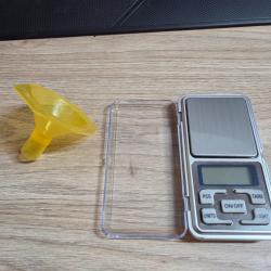 Petite balance de précision et entonnoir