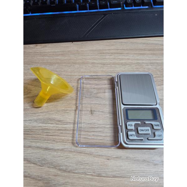 Petite balance de prcision et entonnoir