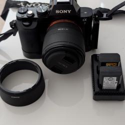 appareil photo sony a7 avec objectif 50mm 1/8 housse et chargeur plus deux batteries carte sd 8 giga