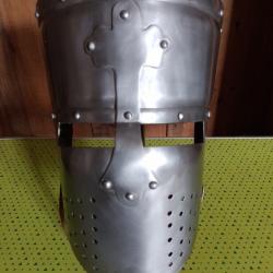 Casque templier à visière