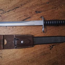 Baïonnette SIG 57, Waffenfabrik Bern, numérotée 'V 174944' Victorinox, fourreau et porte gousset