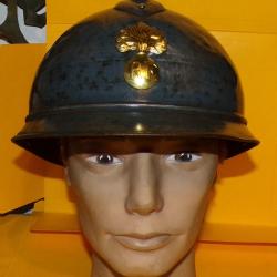 CASQUE MILITAIRE LOURD MODELE ADRIAN 1915 DE L'ARMEE FRANCAISE AVEC INSIGNE INFANTERIE  , FABRICATI