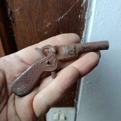 Pistolet jouet ancien en tôle P.F. Paris